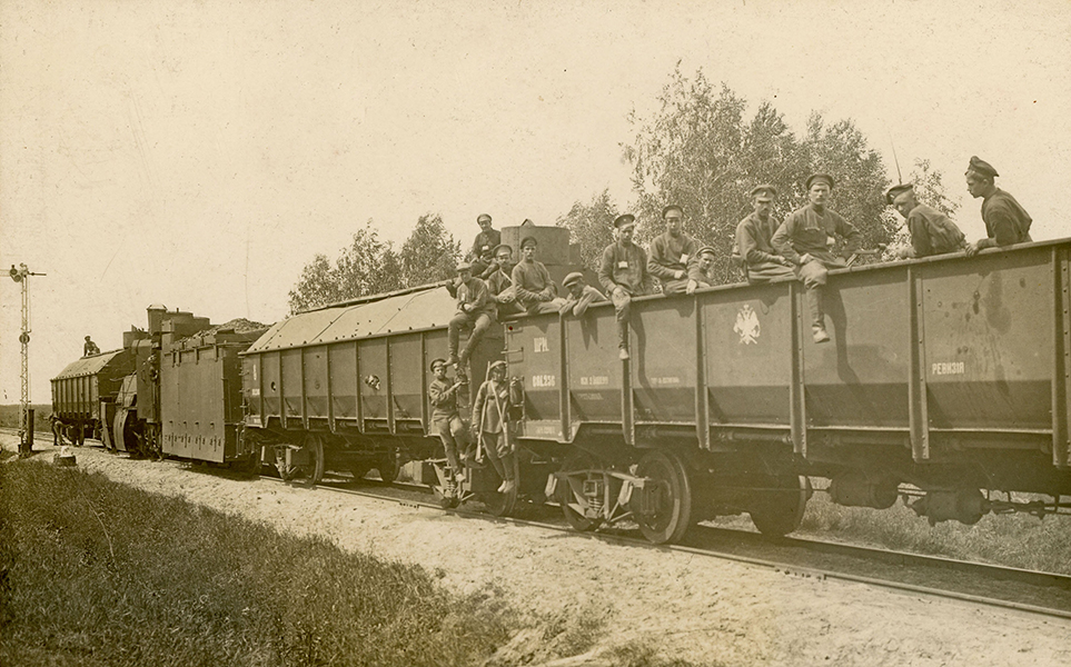 Бронепоезд Красной Армии, захваченный 6-м полком чехов 1918г. Из коллекции А.Ю.Хлопотова