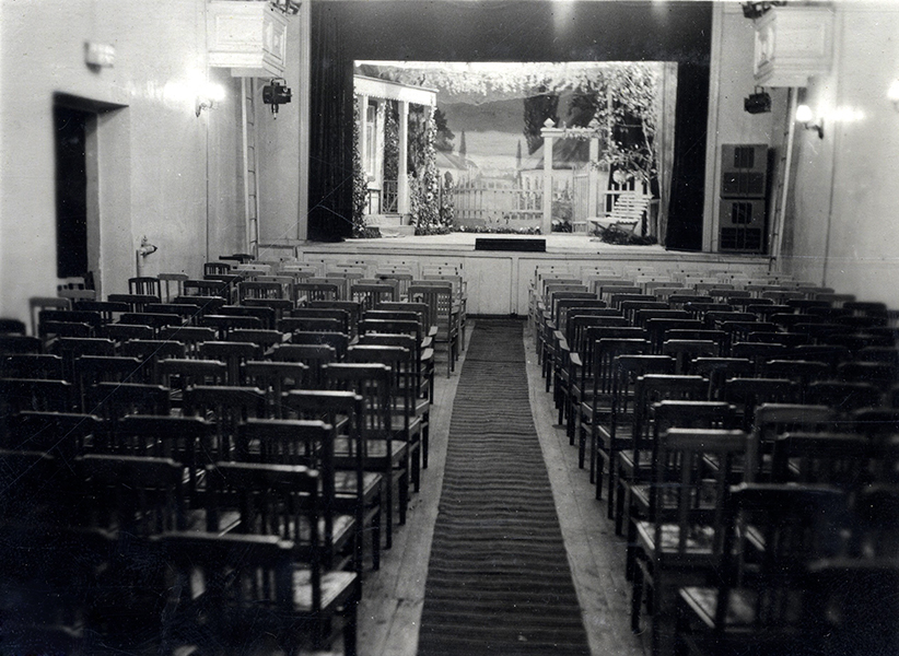 Зал Клуба металлургов перед новогодним представлением. 1950 год. (НТГИА. Коллекция фотодокументов.Оп.1ФА.Д.129.Л.8)