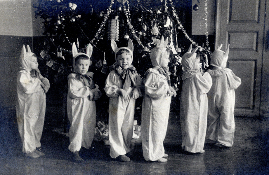 Новогодний утренник в детском саду № 20. 1950 год. (НТГИА. Коллекция фотодокументов.Оп.1ФА.Д.120.Л.15)