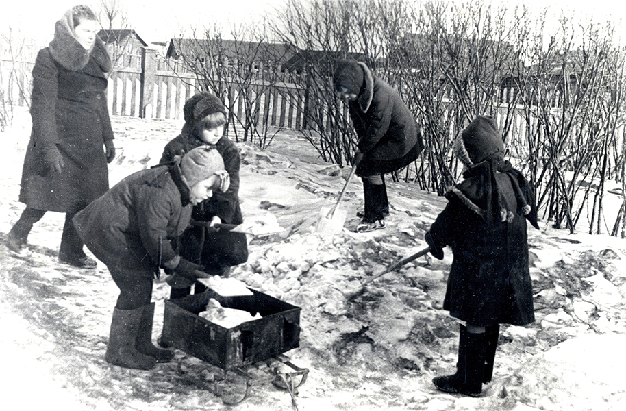 Воспитанники детского сада № 23 на зимней прогулке. 1950 год. (НТГИА. Коллекция фотодокументов.Оп.1ФА.Д.120.Л.18)