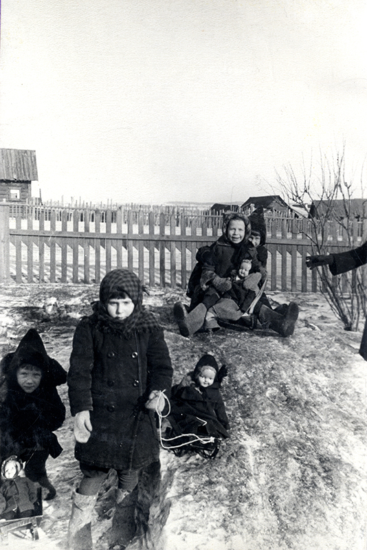 Воспитанники детского сада № 23 на зимней прогулке. 1950 год. (НТГИА. Коллекция фотодокументов.Оп.1ФА.Д.120.Л.18об.)