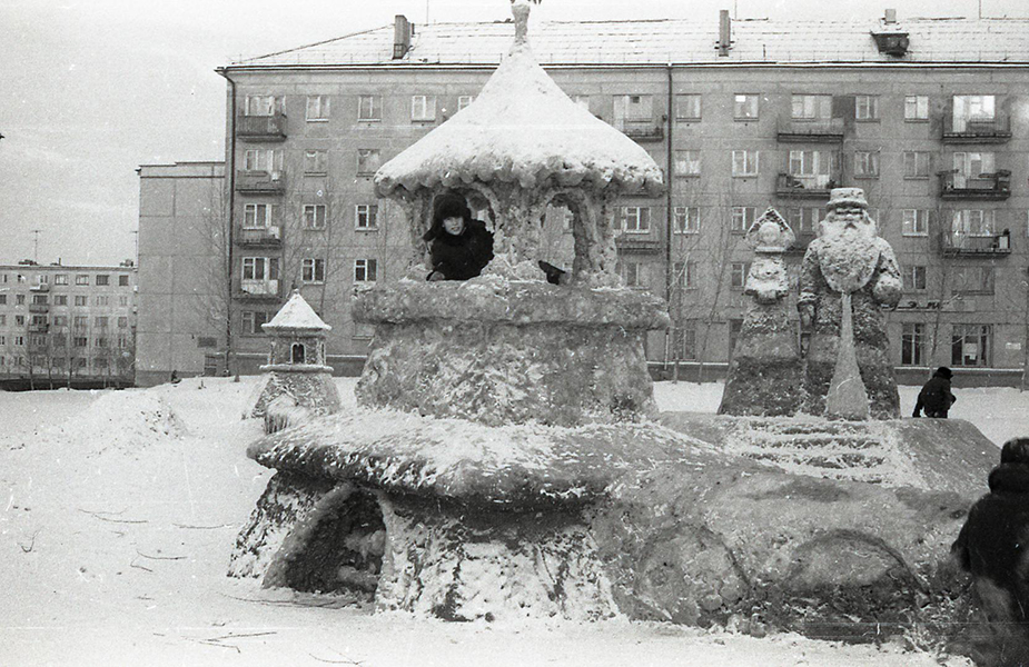 Снежный городок в жилом квартале микрорайона Красный Камень. 1977 год. (НТГИА. Коллекция фотодокументов.Оп.1Н.Д.1194)