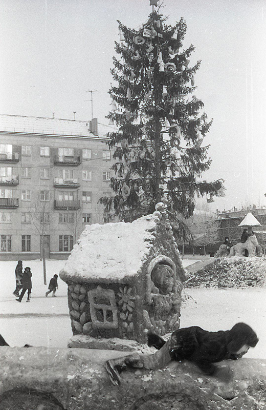 Снежный городок в жилом квартале микрорайона Красный Камень. 1977 год. (НТГИА. Коллекция фотодокументов.Оп.1Н.Д.1195)