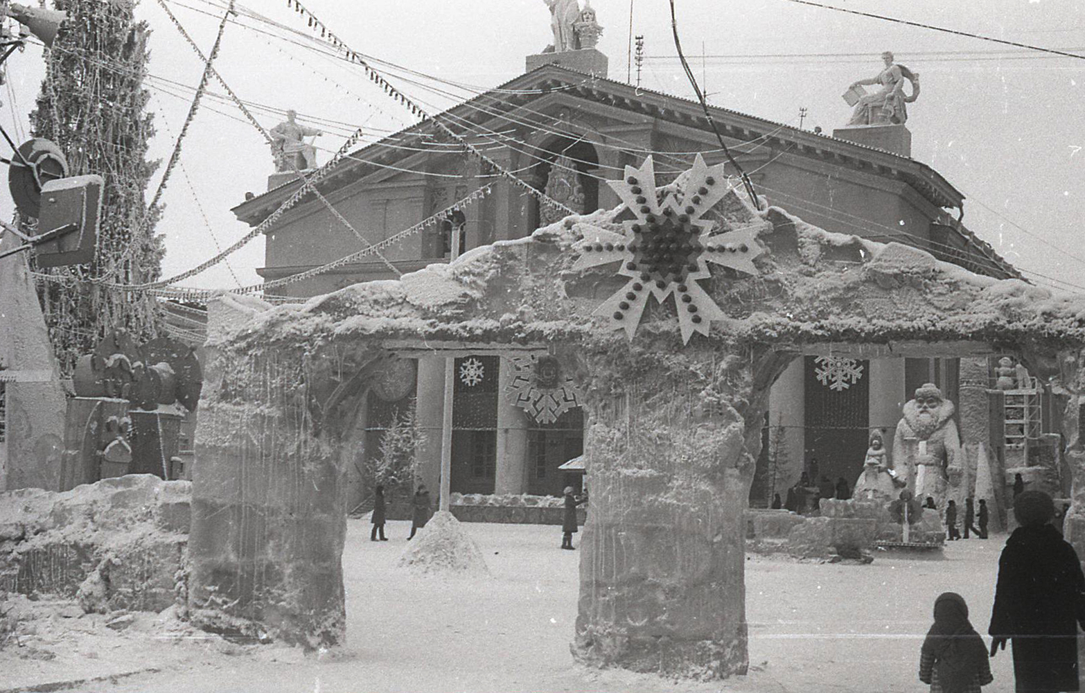 Ледяной городок и елка у драматического театра на Театральной площади. 1977 год. (НТГИА. Коллекция фотодокументов.Оп.1Н.Д.1193)