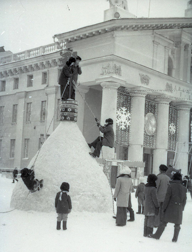 Тагильчане на новогоднем аттракционе на Театральной площади. 1978 год. (НТГИА. Коллекция фотодокументов.Оп.1Н.Д.1331)