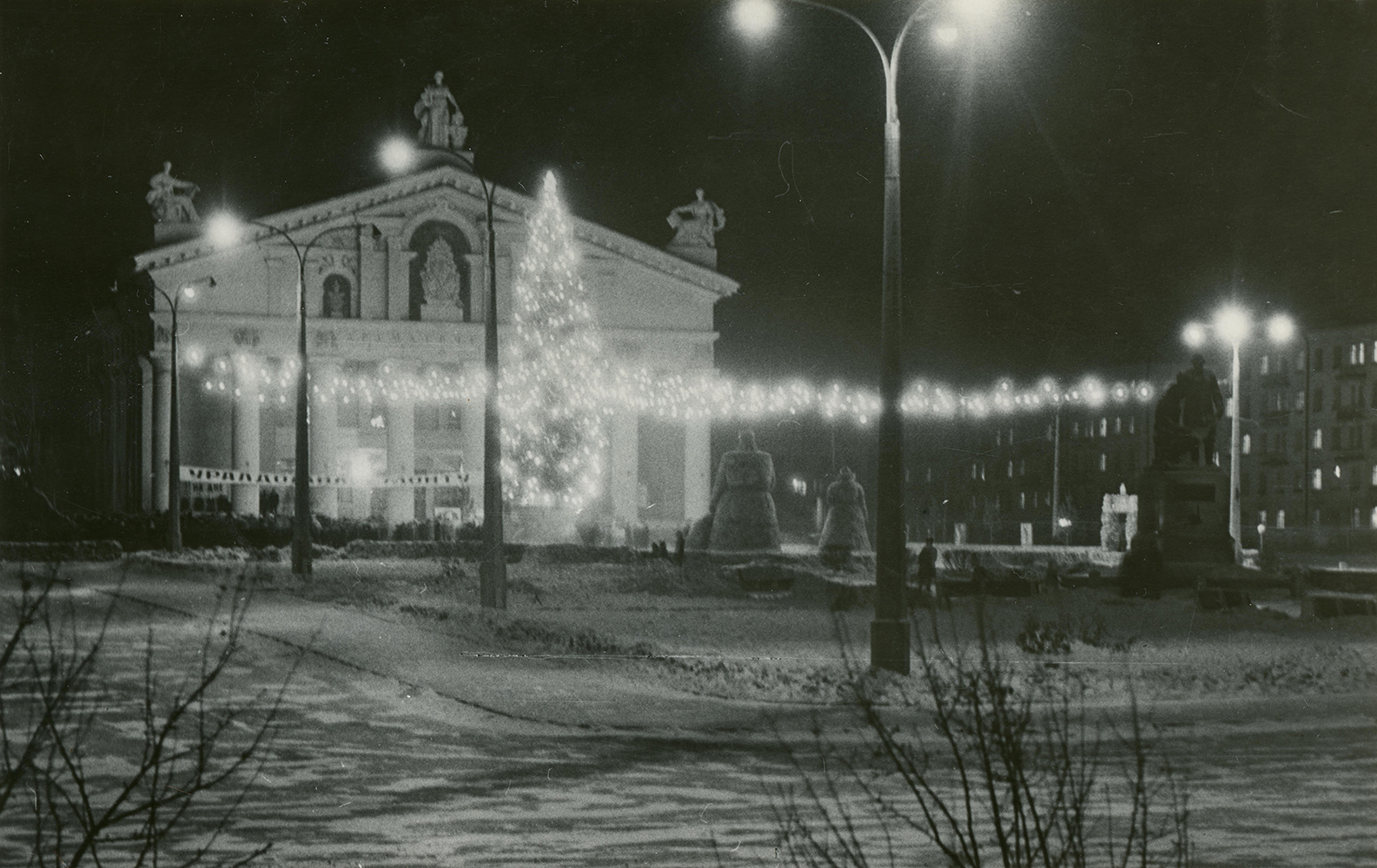 Театральная площадь в новогоднем убранстве. 1960-е годы. (НТГИА. Коллекция фотодокументов.Оп.1ФА.Д.6.Л.3.Фото 5)