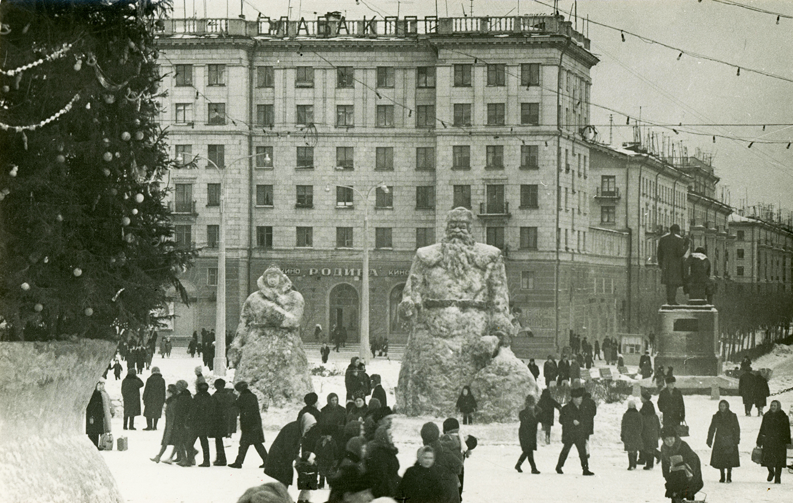 Театральная площадь в новогоднем убранстве. 1960-е годы. (НТГИА. Коллекция фотодокументов.Оп.1ФА.Д.6.Л.5.Фото 9)