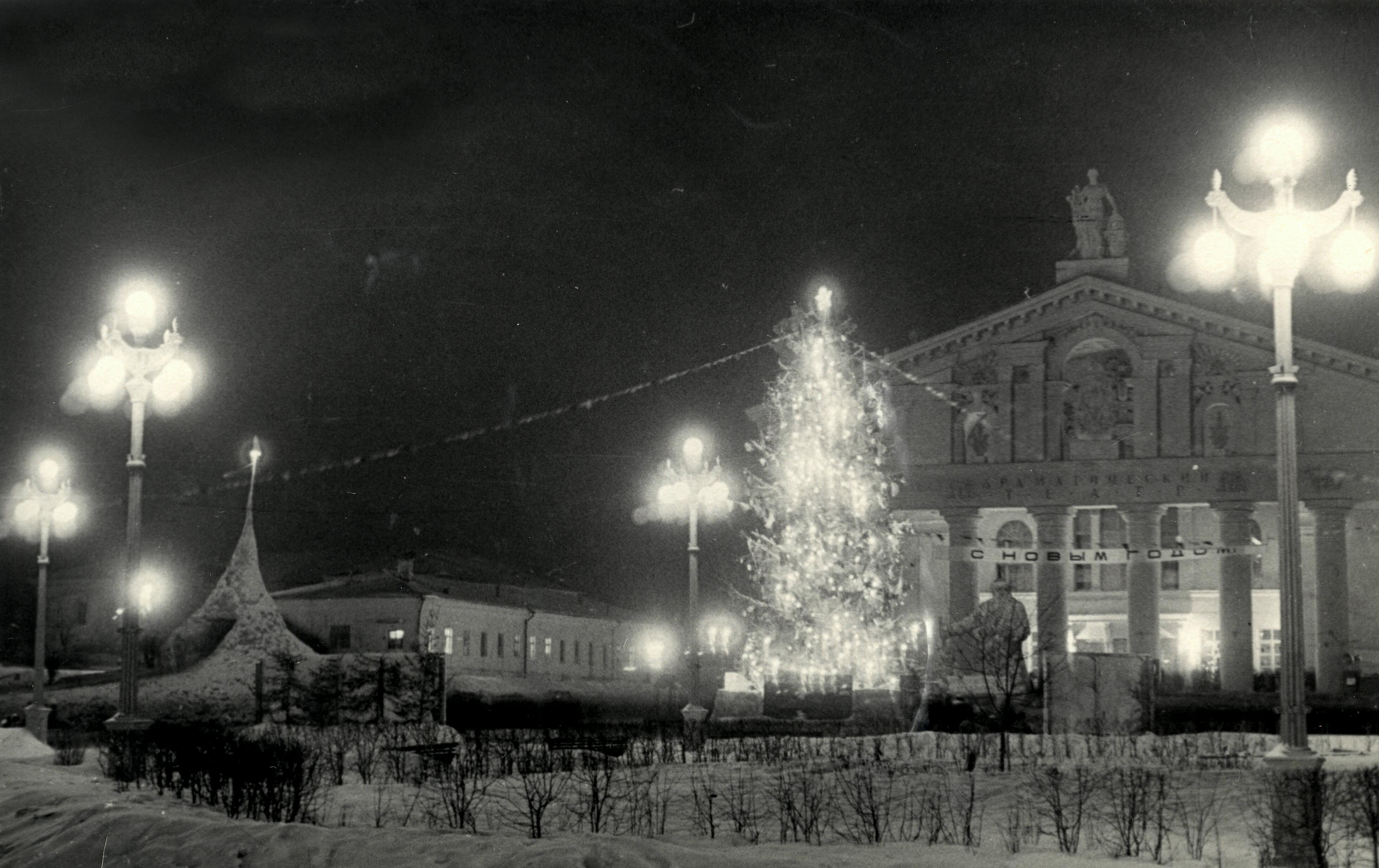 Театральная площадь в новогоднем убранстве. 1962 год. (НТГИА. Коллекция фотодокументов.Оп.1П.Д.371)