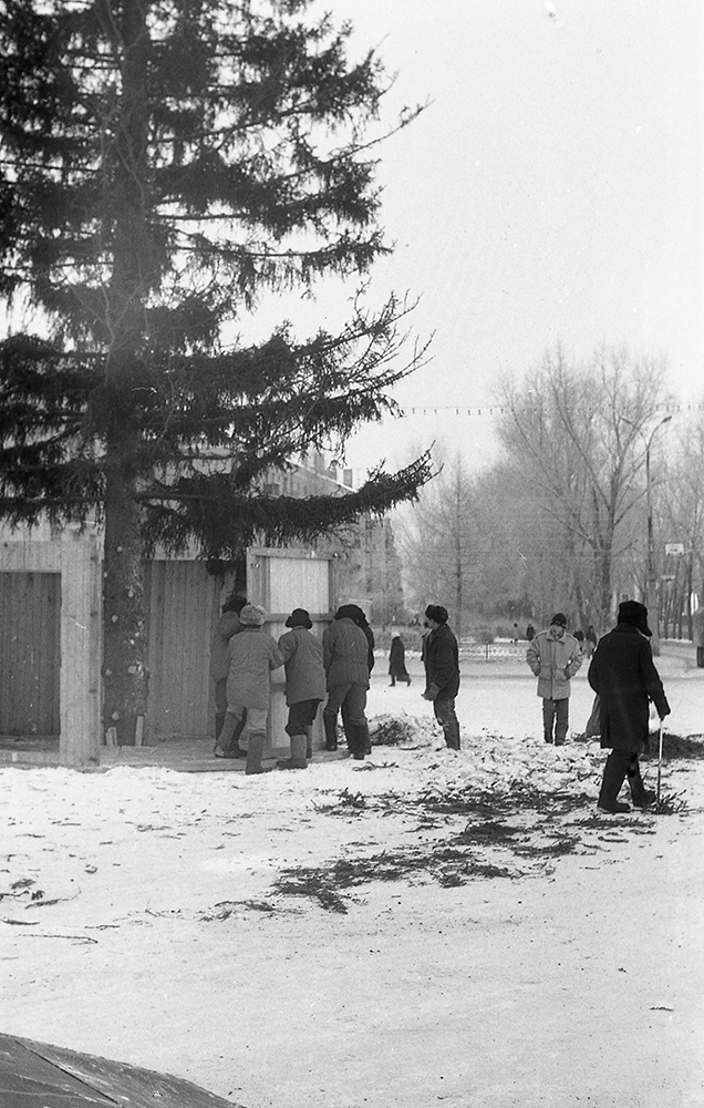 Установка елки на Театральной площади. 1993 год. (НТГИА. Коллекция фотодокументов.Оп.1Н.Д.3602)