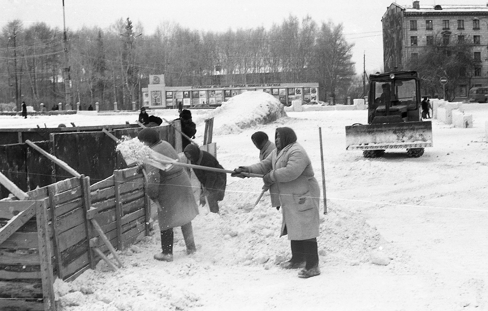 Работники Горкомхоза в момент подготовки снега для снежного городка на Театральной площади. 1993 год. (НТГИА. Коллекция фотодокументов.Оп.1Н.Д.3608)