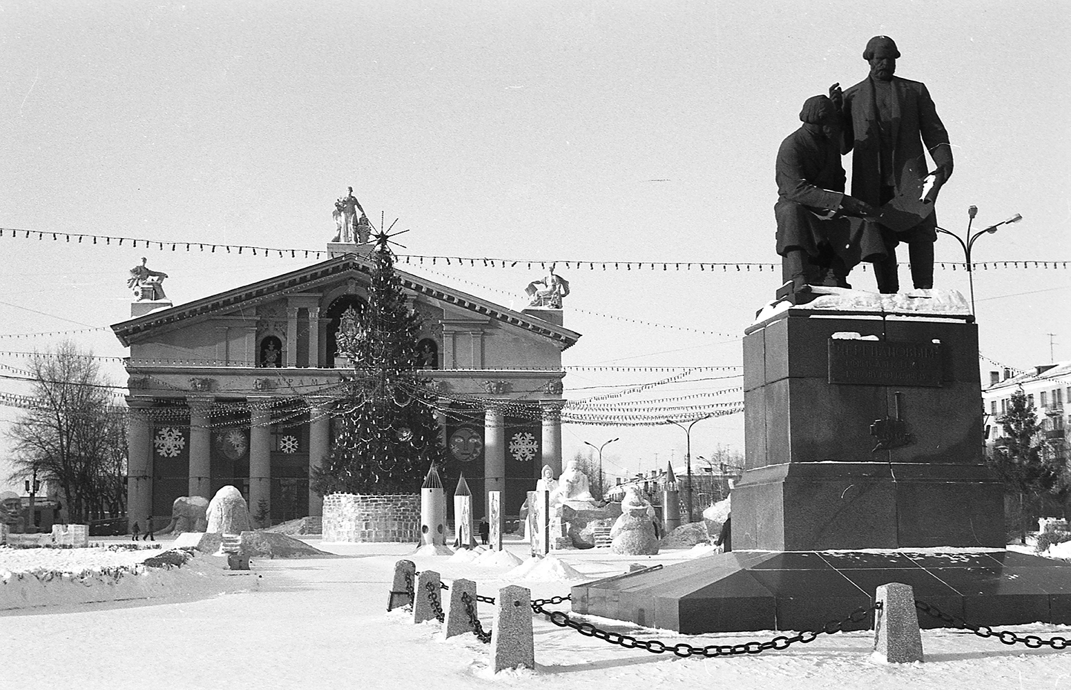 Вид на новогоднюю Театральную площадь. 1993 год. (НТГИА. Коллекция фотодокументов.Оп.1Н.Д.3612)