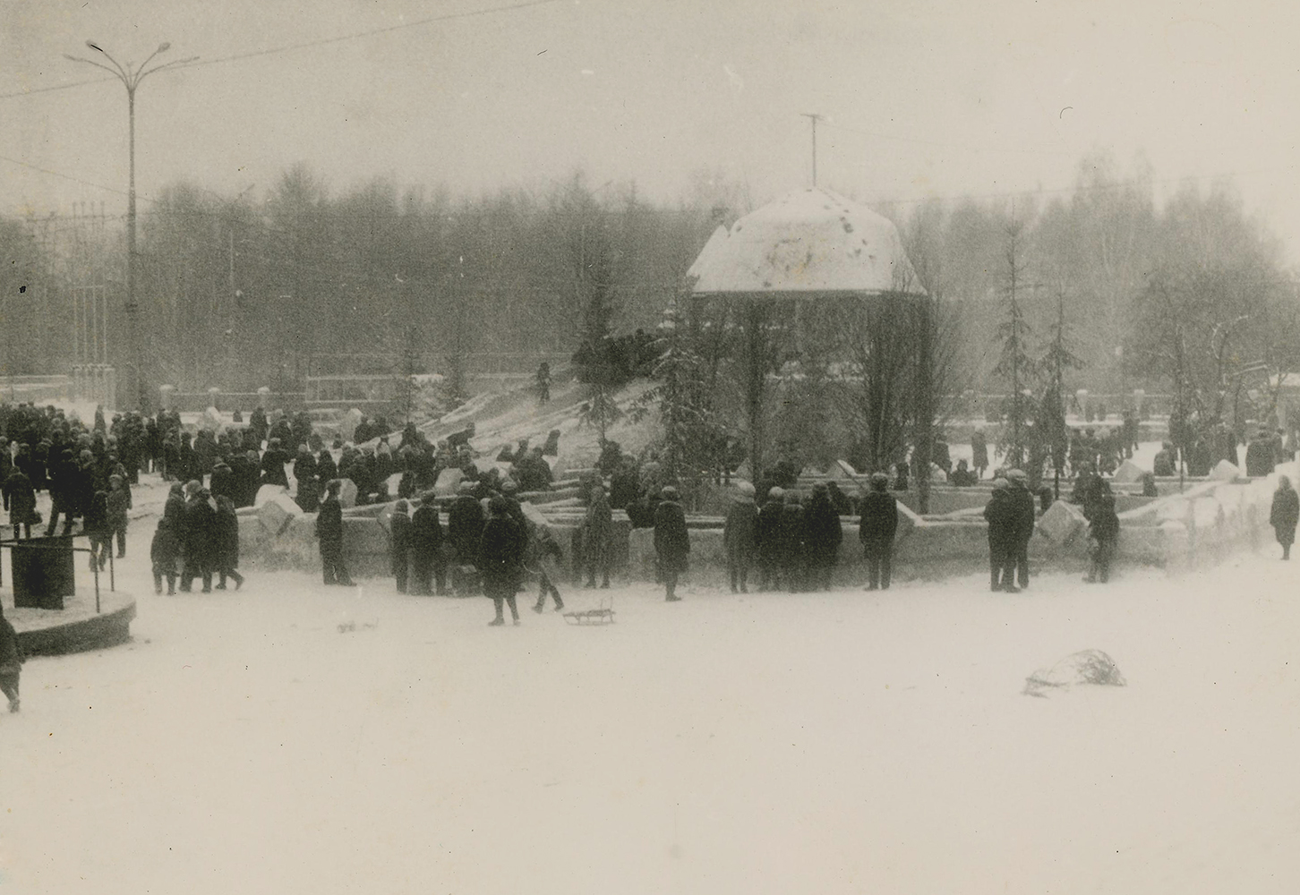 Тагильчане на горке и в ледяном лабиринте на Театральной площади. 1977 год. (НТГИА. Ф.229.Оп.1Ф.Д.153)