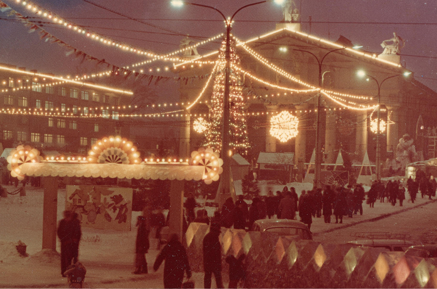 Театральная площадь в новогоднем убранстве и иллюминации. 1982 год. (НТГИА. Коллекция фотодокументов.Оп.1ФА.Д.121.Л.19об.)