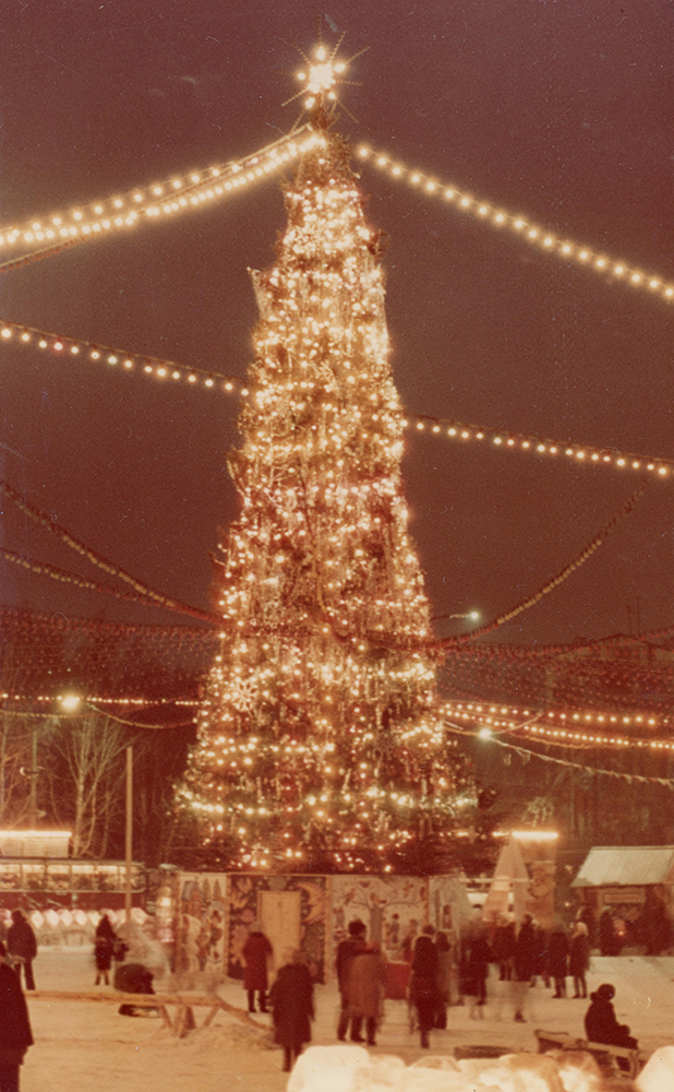 Новогодняя елка на Театральной площади. 1982 год. (НТГИА. Коллекция фотодокументов.Оп.1ФА.Д.121.Л.20)