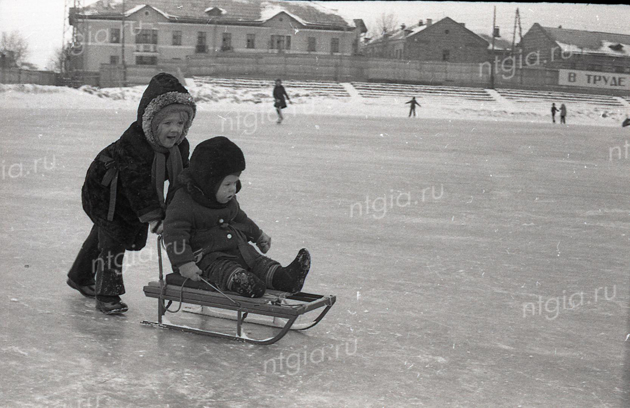 Дети на льду стадиона «Строитель». 1977 год. (НТГИА. Коллекция фотодокументов.Оп.1Н.Д.1212)