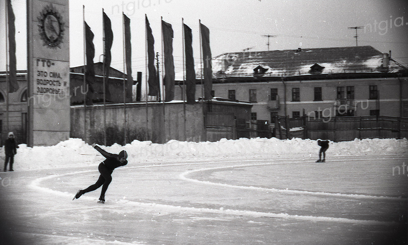 Соревнования конькобежцев на стадионе «Строитель». 1978 год.  (НТГИА. Коллекция фотодокументов.Оп.1Н.Д.1342)