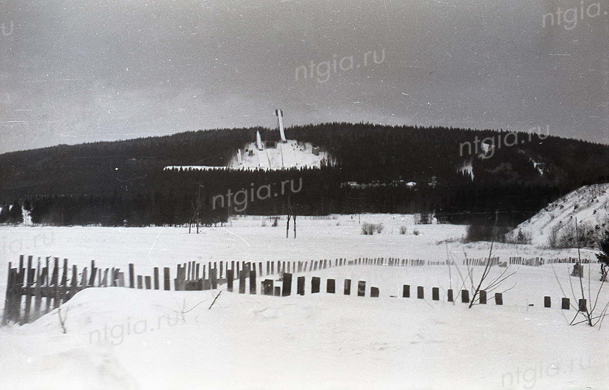 Вид на гору Долгую с трамплинами. 1979 год. (НТГИА. Коллекция фотодокументов.Оп.1Н.Д.1881) 