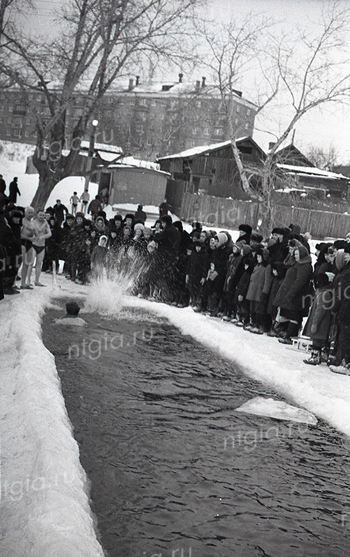 Заплыв «моржей» в проруби Тагильского пруда. 1965 год. (НТГИА. Коллекция фотодокументов.Оп.1Н.Д.2000)