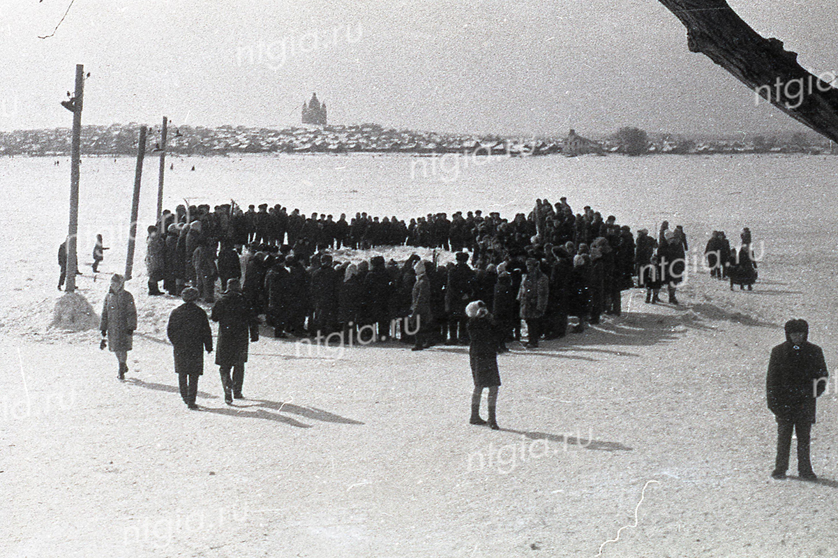 Тагильчане у проруби на Тагильском пруду во время купания «моржей». 1969 год. (НТГИА. Коллекция фотодокументов.Оп.1Н.Д.2018)