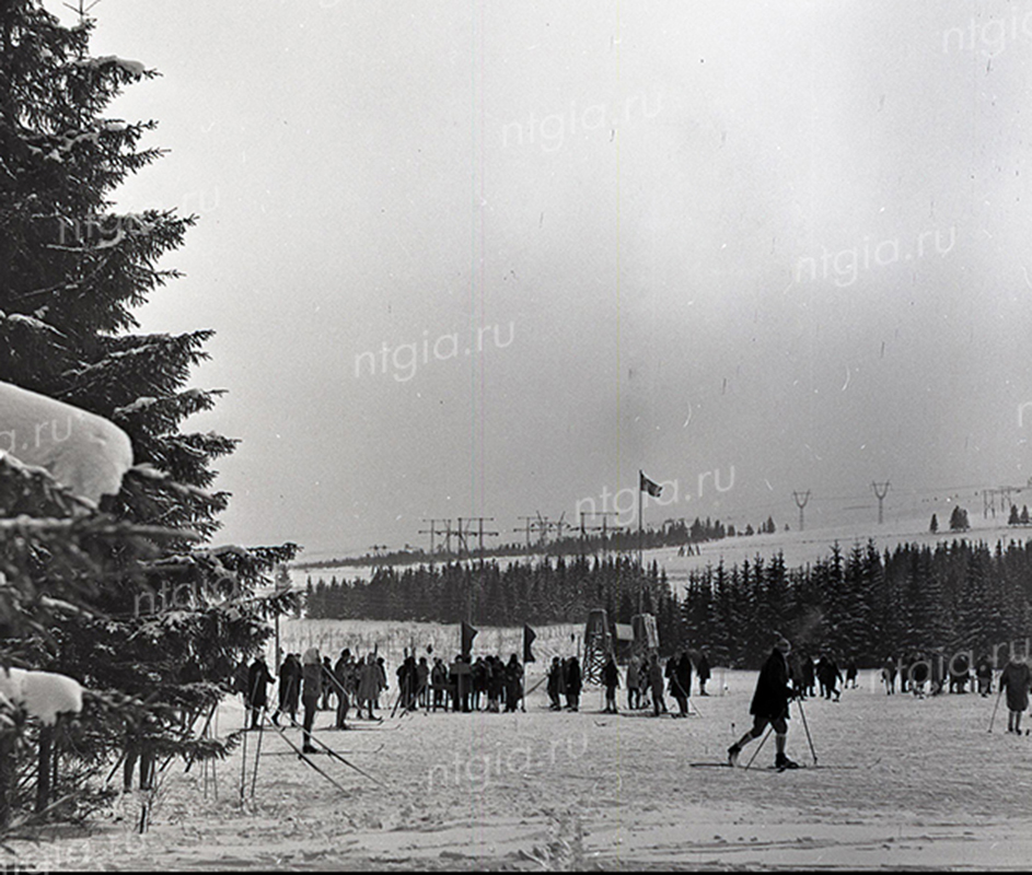 Лыжные соревнования строителей Свердловской области на горе Долгой. 1971 год. (НТГИА. Коллекция фотодокументов.Оп.1Н.Д.846)