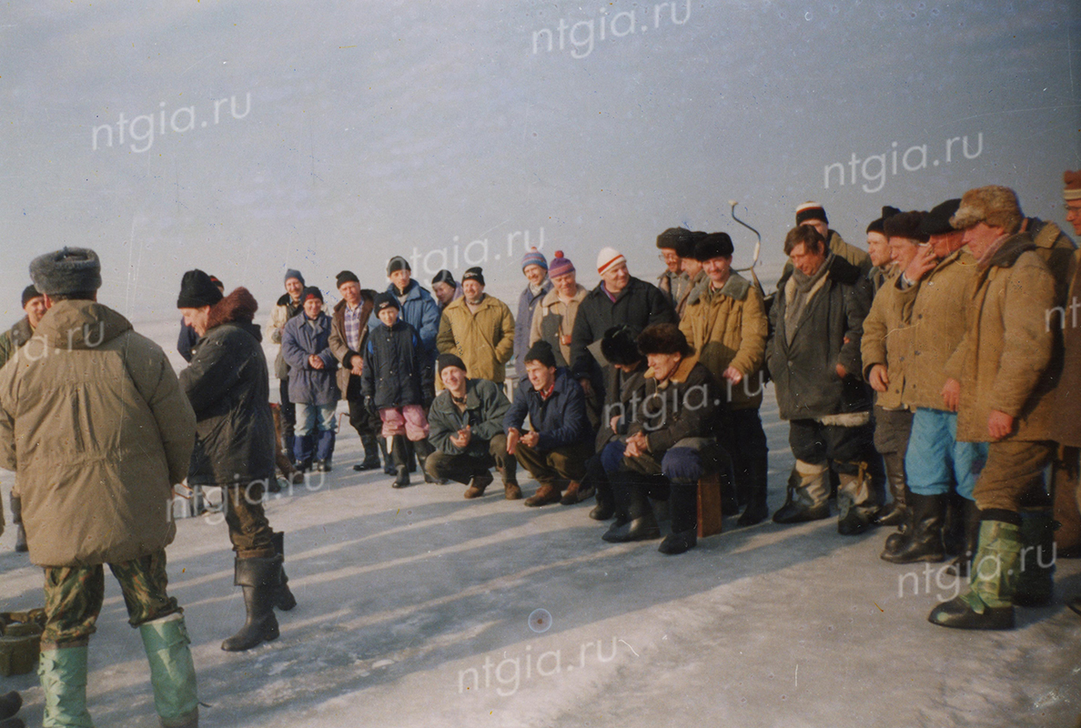 Команда «Полюс» на соревнованиях по подледному лову рыбы. 1997 год. (НТГИА. Ф.644.Оп.2Ф.Д.343)