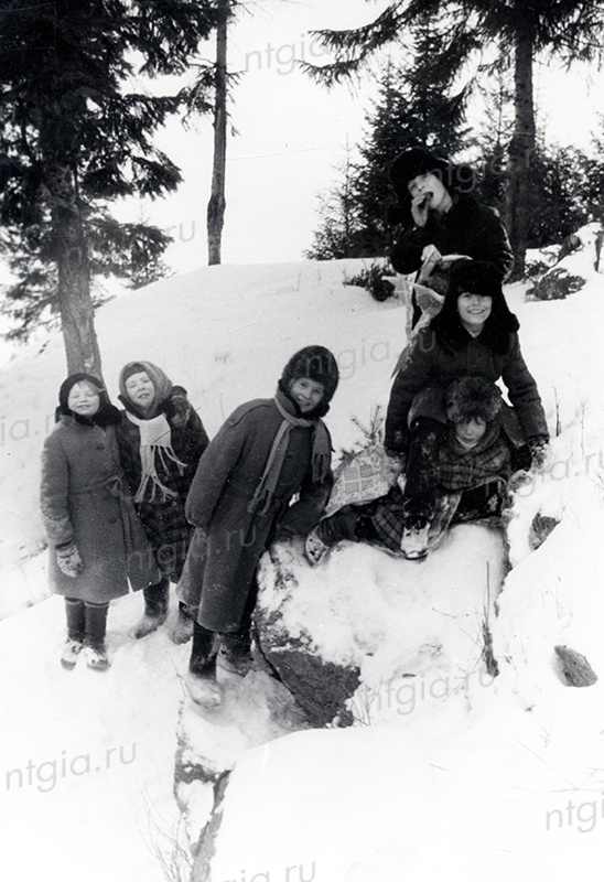 Катание учащихся средней школы № 54 на снежной горке. 10 февраля 1988 года. (НТГИА. Ф.672.Оп.2Ф.Д.33)