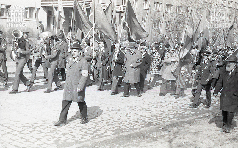 Первомайская колонна трудящихся треста "Тагилстрой". 1980 год. (НТГИА. Коллекция фотодокументов.Оп.1Н.Д.1607)