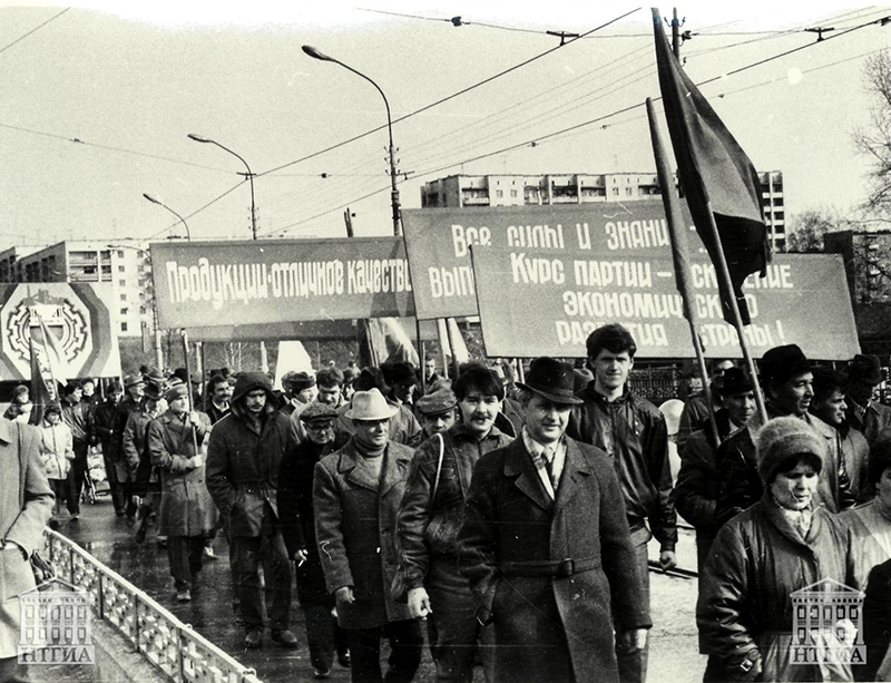 Первомайская демонстрация трудящихся Высокогорского рудоуправления НТМК. 1988 год, (НТГИА. Коллекция фотодокументов.Оп.1Н.Д.42)