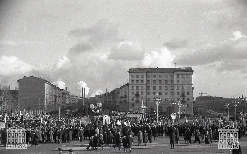 Праздничная первомайская демонстрация жителей г. Нижний Тагил. 1960 год. (НТГИА. Коллекция фотодокументов.Оп.1Н1.Д.2477)