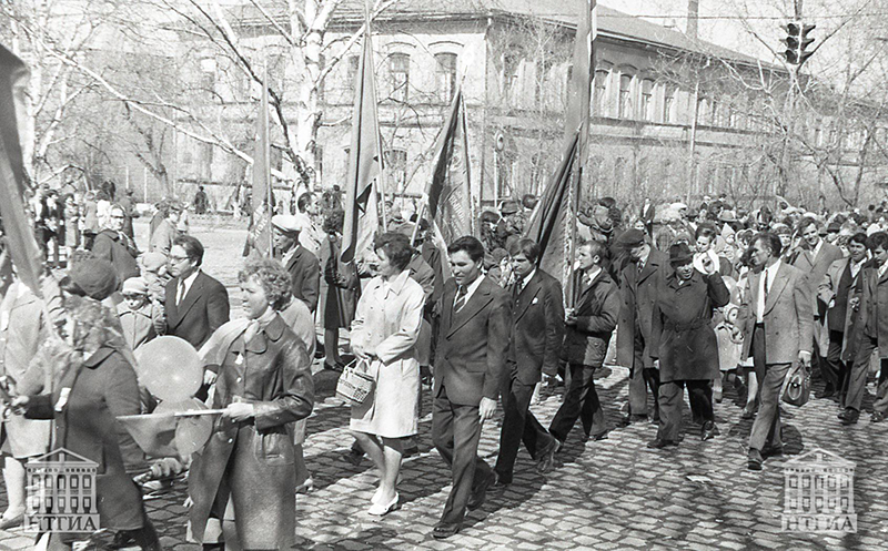Трудящиеся треста "Тагилстрой" на праздничной демонстрации. 1976 год. (НТГИА. Коллекция фотодокументов.Оп.1Н.Д.971) 
