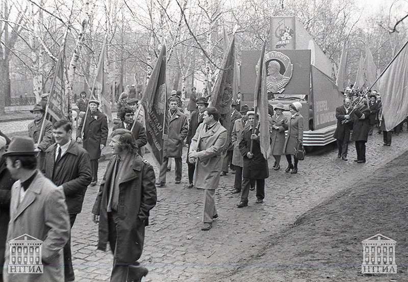 Первомайская демонстрация трудящихся. 1978 год. (НТГИА. Коллекция фотодокументов.Оп.1Н.Д.1372)