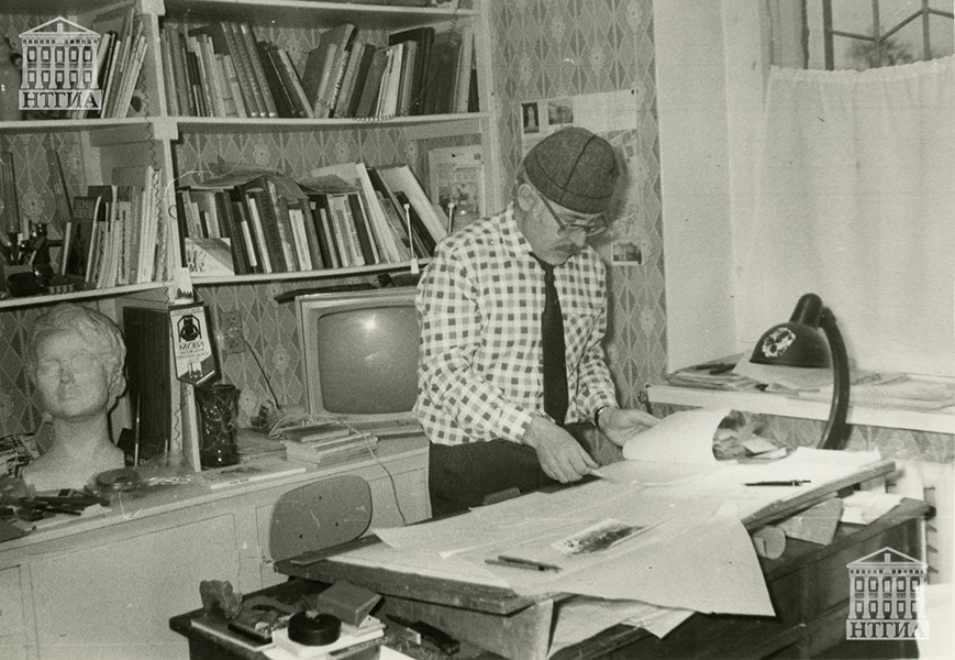 В.И. Соломеин, директор «Творческой архитектурно-проектной мастерской «Тагилархпроект» в момент работы в мастерской. 1990 г. (НТГИА. Ф.731.Оп.3.Д.24)