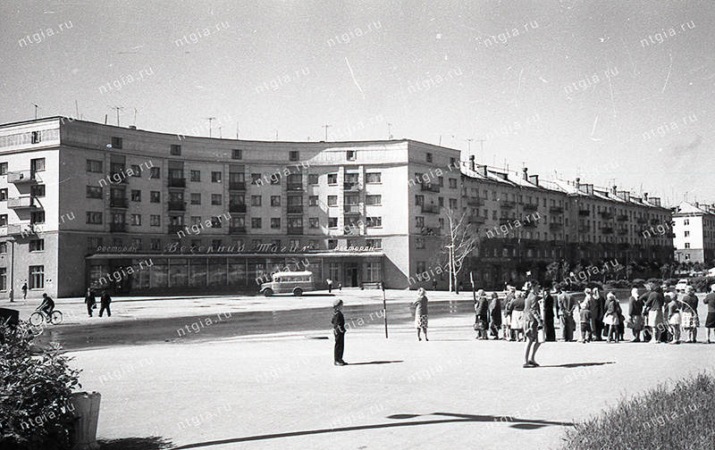 Площадь перед рестораном "Вечерний Тагил" города Нижний Тагил. 1966 год. (НТГИА. Коллекция фотодокументов. Оп.1Н.Д.2326)