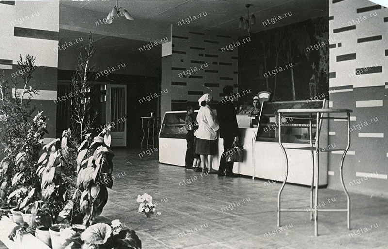 Вид фойе кафе «Юность» города Нижний Тагил. 1960-е годы. (НТГИА. Коллекция фотодокументов. Оп.3ФП.Д.215)