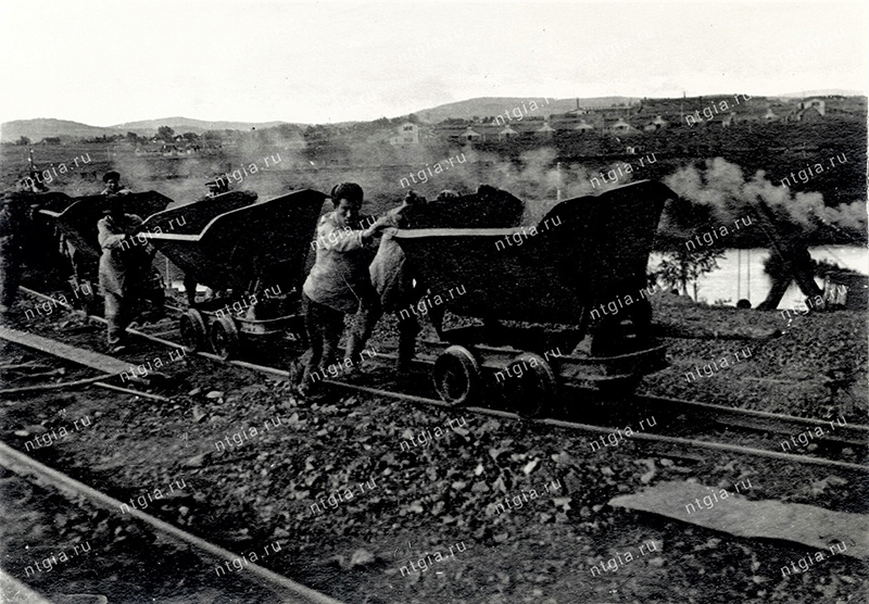 Откатка вагонетками "Коппеля" горной массы рабочими карьера "Зайгора". 1930-е гг. (НТГИА. Коллекция фотодокументов.Оп.1П.Д.671)