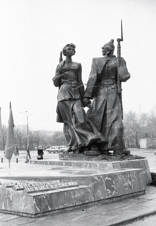 Памятник Первым комсомольцам на площади у кинотеатра Современник. 1981 год. (НТГИА. Коллекция фотодокументов.Оп.1Н1.Д.1762)