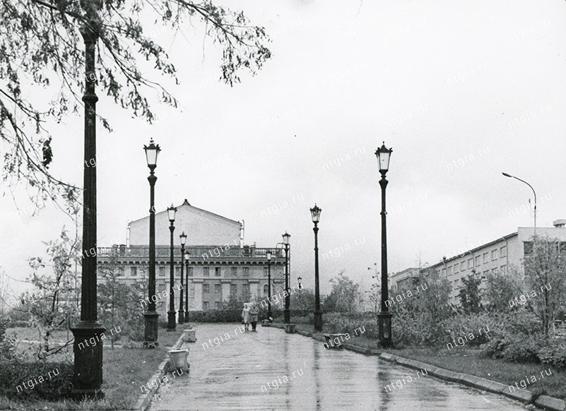 Вид Театрального бульвара в городе Нижний Тагил. 1979 год. (НТГИА. Ф.731.Оп.5ФА.Д.4.Л.17.ф.19)