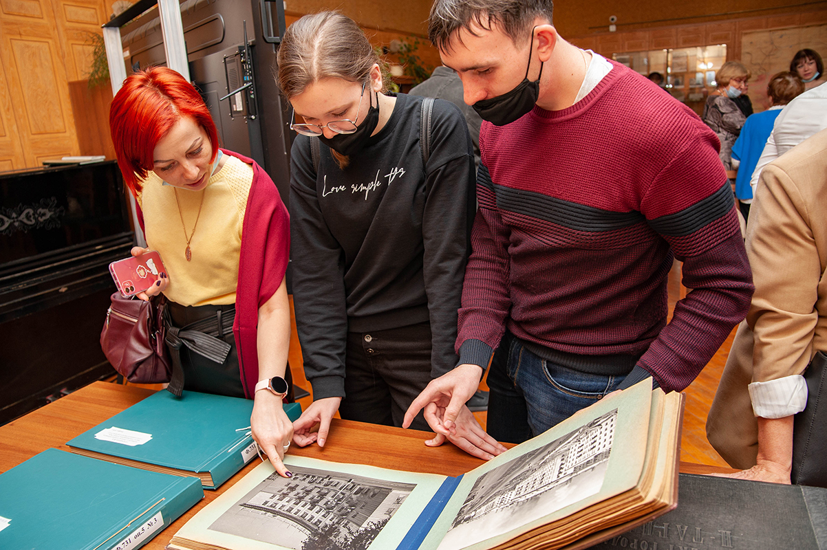 Посетители выставки архивных документов «Слово архитектору» в читально-экспозиционном зале НТГИА. 30 сентября 2021 года.