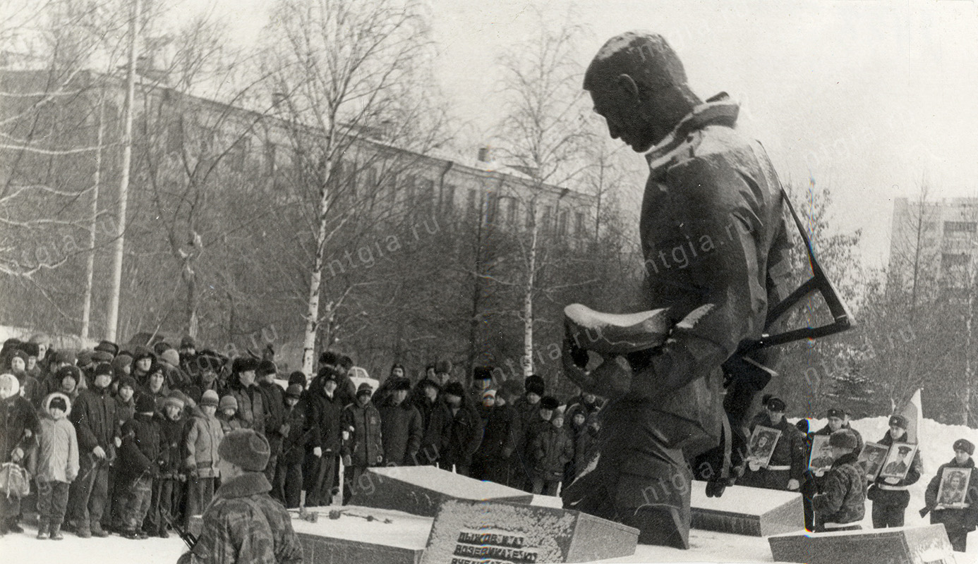 Митинг, посвященный 14-й годовщине вывода советских войск из Афганистана. 15 февраля 2004 года. (НТГИА. Коллекция фотодокументов.Оп.1П.Д.2433)