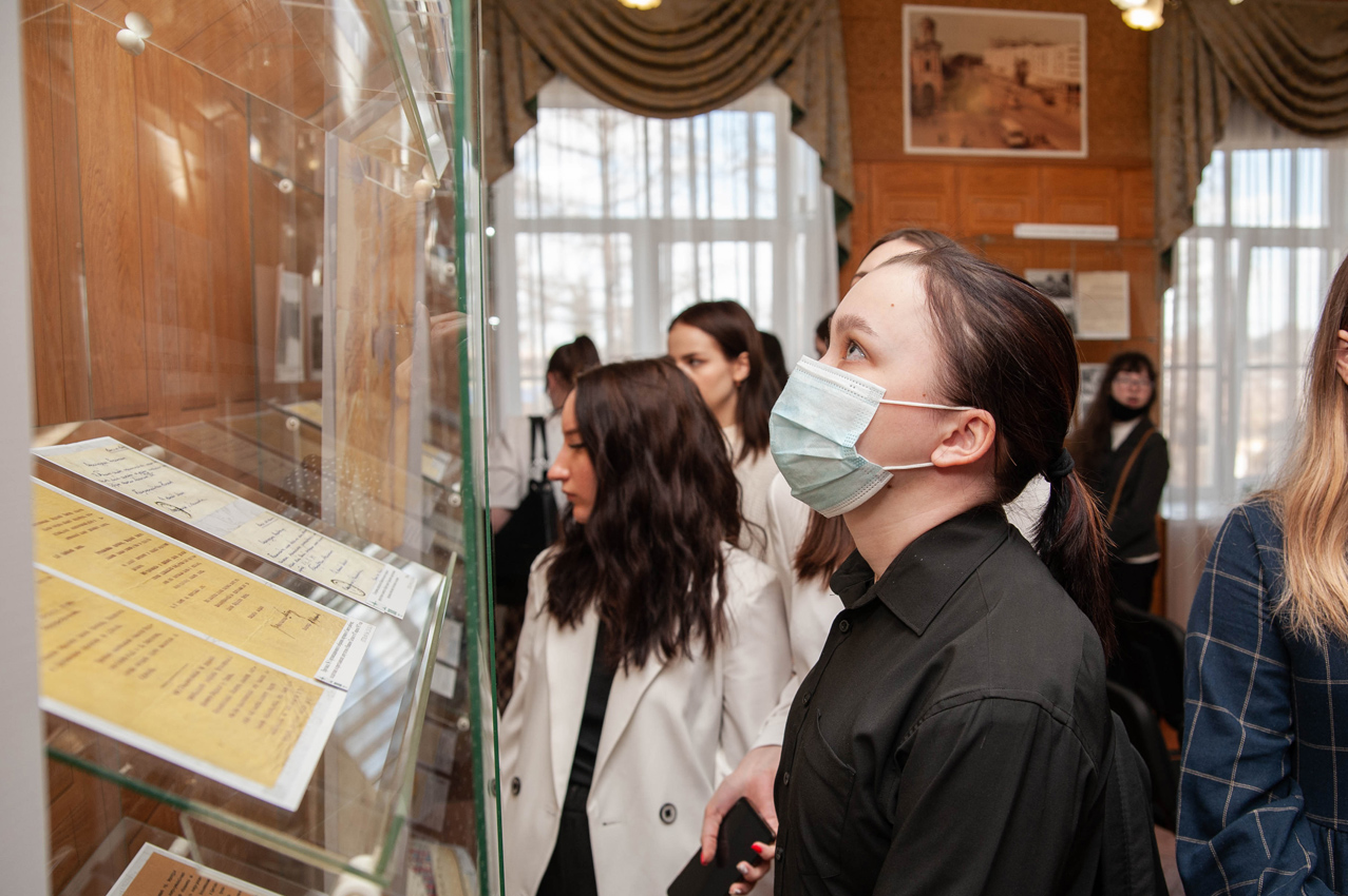 Посетители выставки архивных документов «300 славных лет» в читально-экспозиционном зале НТГИА. 20 апреля 2022 года.