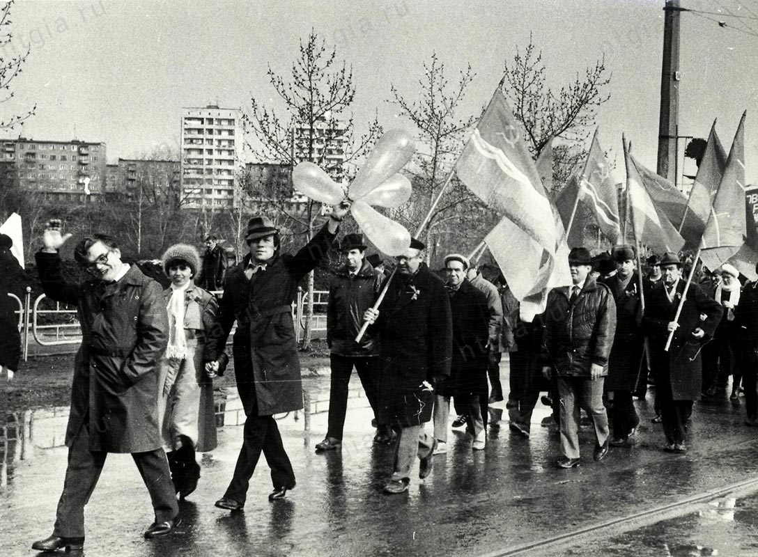 Трудящиеся Высокогорского рудоуправления на демонстрации. 1 мая 1988 года. (НТГИА. Коллекция фотодокументов.Оп.1Н.Д.42в)