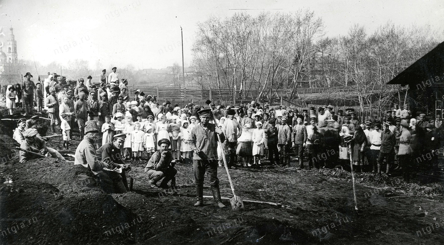 Красноармейцы и жители города на субботнике. 1920-е годы. (НТГИА. Коллекция фотодокументов.Оп.1П.Д.1669)