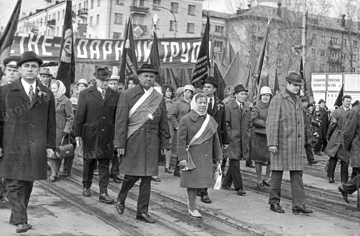 Колонна Ленинского района, возглавляемая Почетными гражданами города. 1 мая [1970] года. (НТГИА. Ф.663.Оп.1.Д.52)