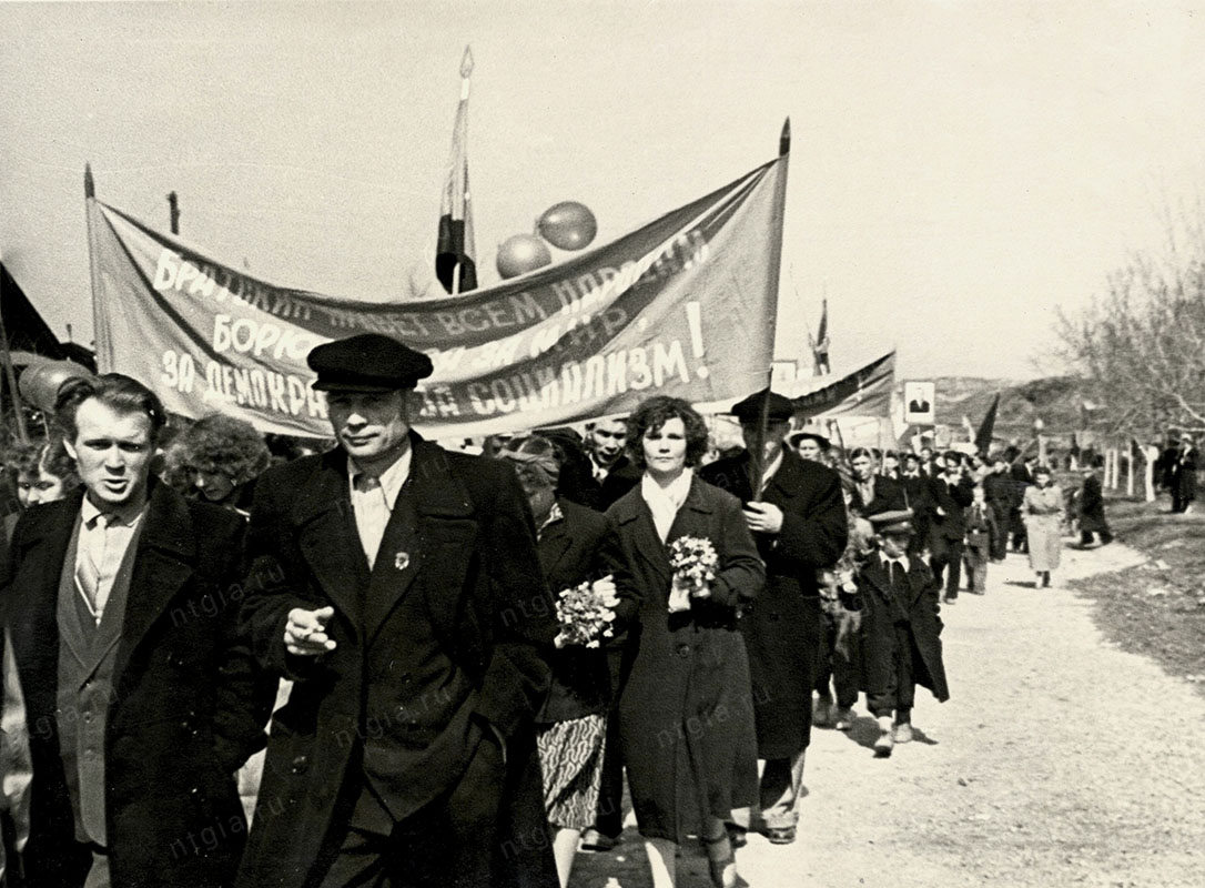 Тагильчане на первомайской демонстрации. 1 мая 1957 года. (НТГИА. Коллекция фотодокументов.Оп.1П.Д.354)