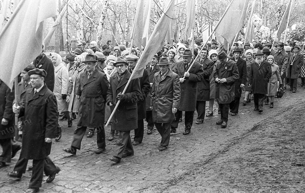 Трудящиеся треста «Тагилстрой» на первомайской демонстрации. 1 мая 1978 года. (НТГИА. Коллекция фотодокументов.Оп.1Н.Д.1373)