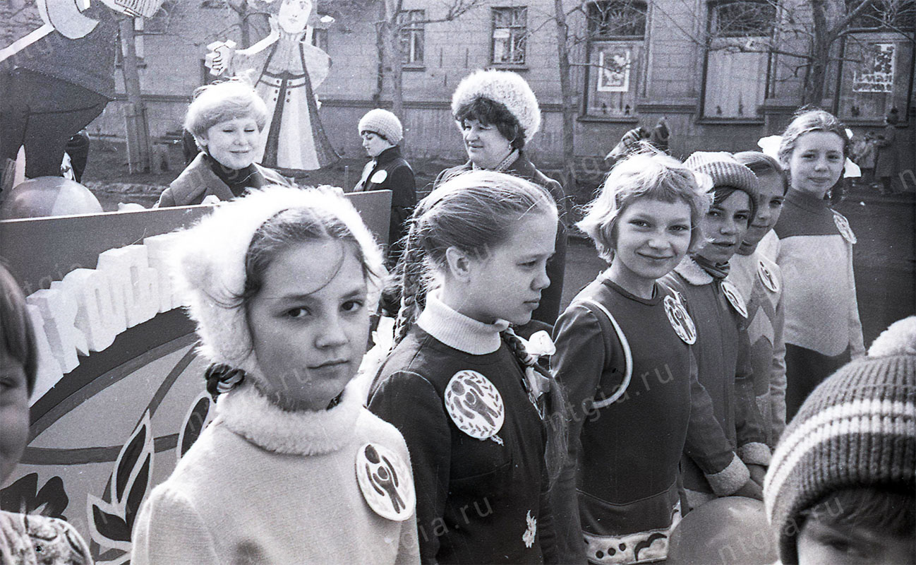 Дети на демонстрации. 1 мая 1979 года. (НТГИА. Коллекция фотодокументов.Оп.1Н.Д.1469)