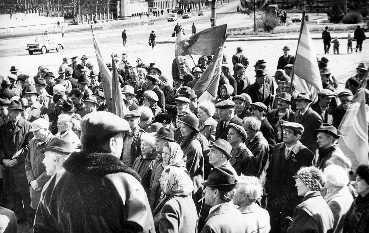Митинг на Театральной площади. 1 мая 1994 года. (НТГИА. Ф.551.Оп.1.Д.10)