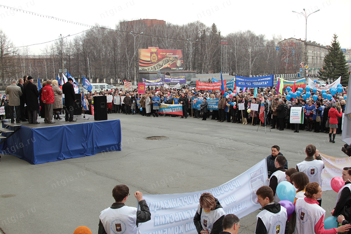 Митинг на Театральной площади. 1 мая 2011 года. (НТГИА. Ф.560.Оп.5Э.Д.681)