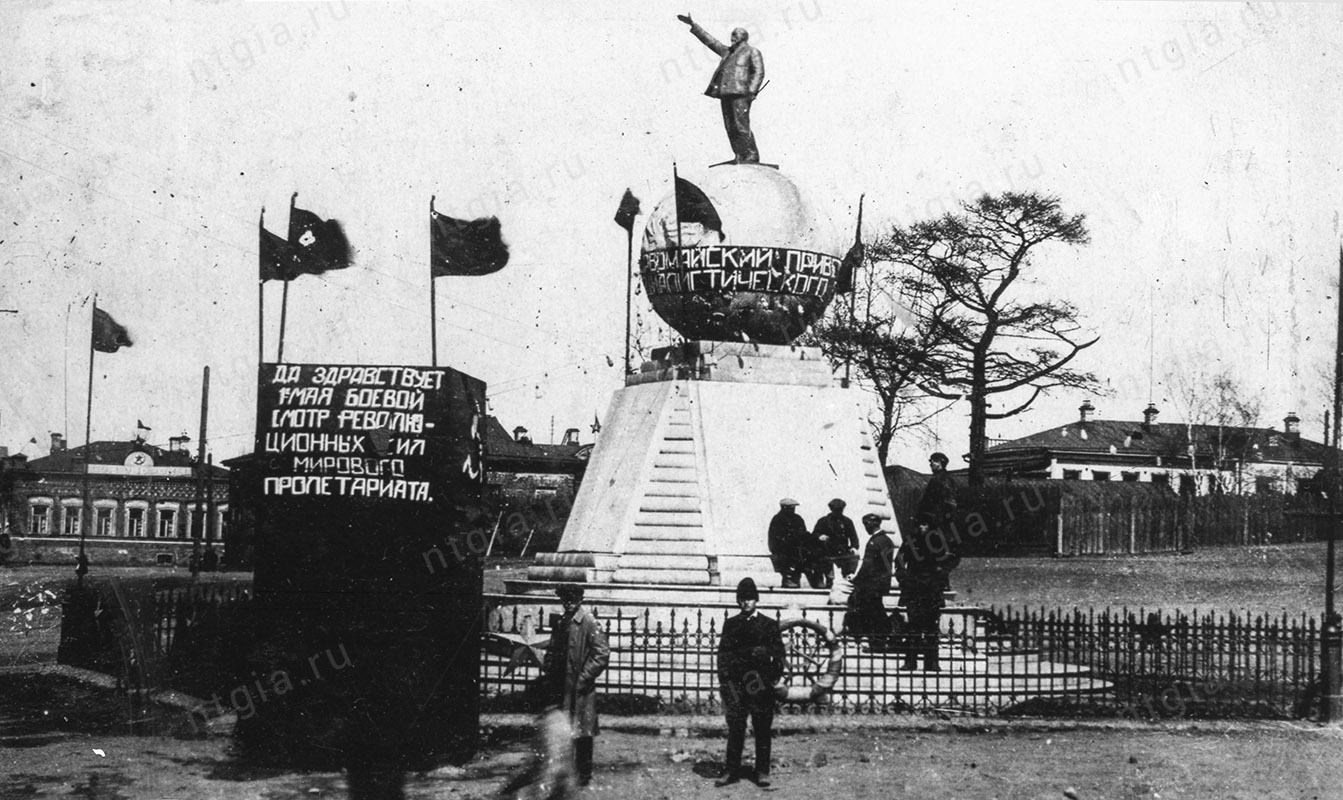 Памятник В.И. Ленину в первомайском убранстве. [1920-е годы]. (НТГИА. Коллекция фотодокументов.Оп.1НЧ.Д.68)