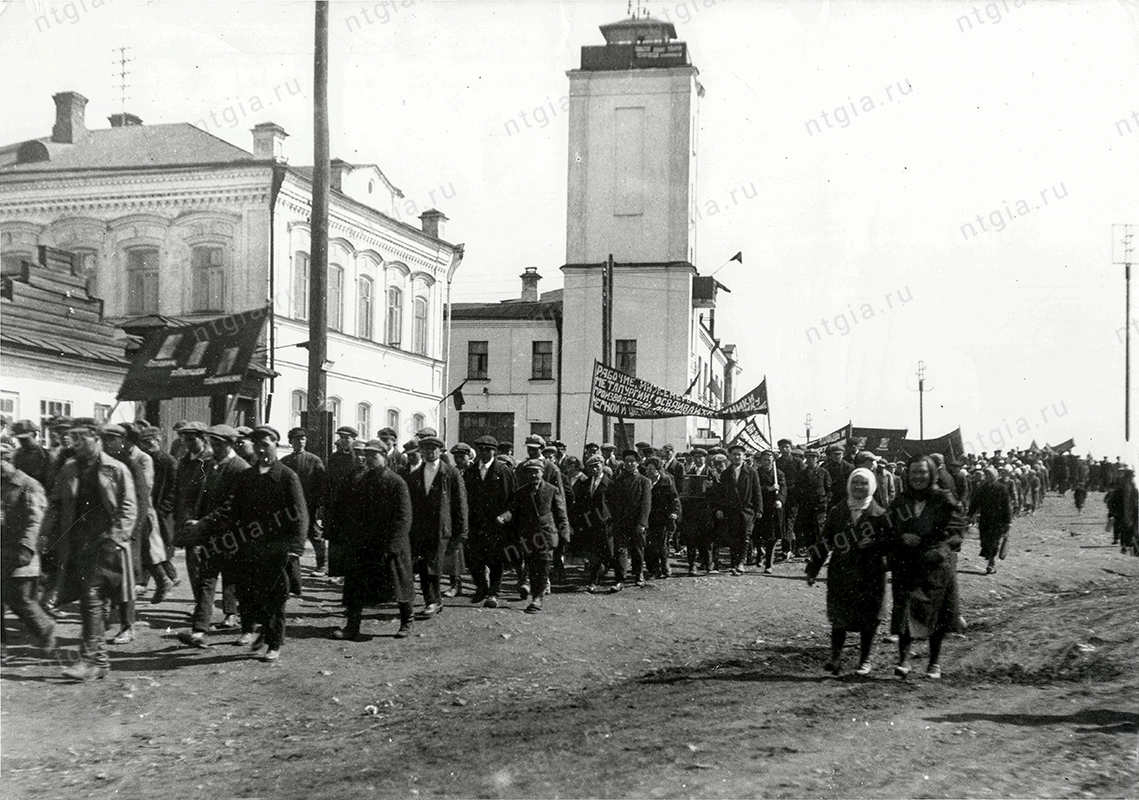 Колонна демонстрантов по ул. Ленина. 1930-е годы. (НТГИА. Коллекция фотодокументов.Оп.1П.Д.1672)